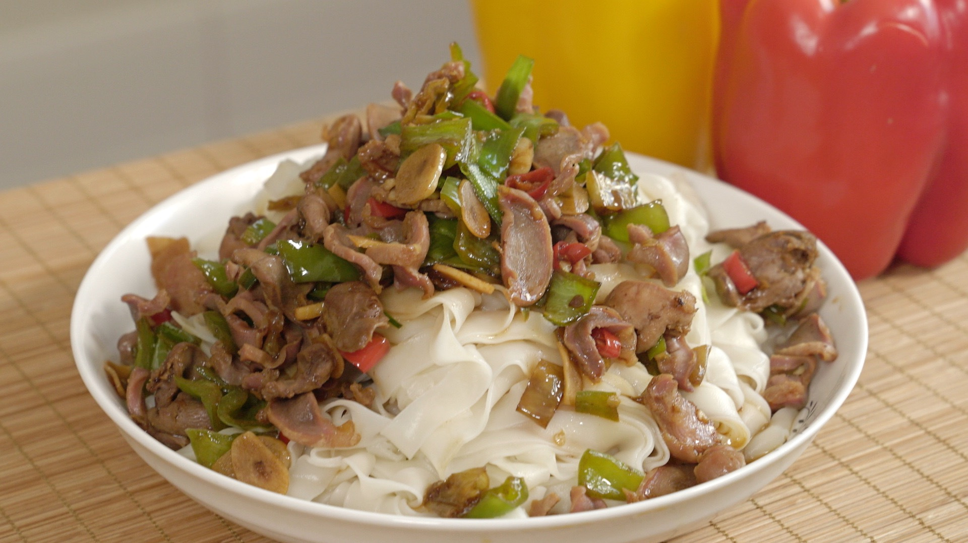 四川菜鸡杂拌面,大厨教你家常做法,酸辣有味让你吃了还想吃!