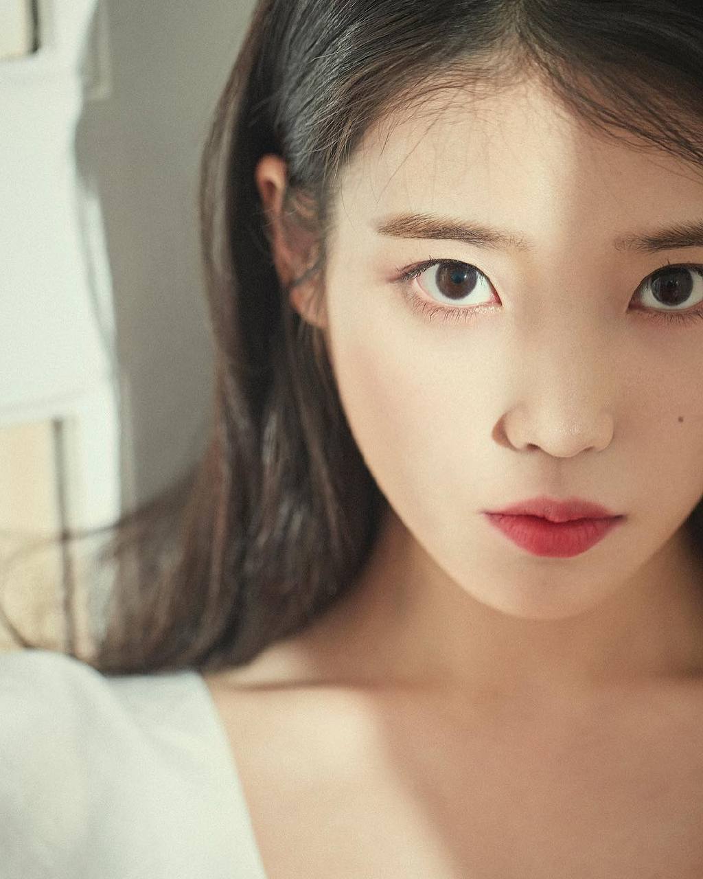流行的复古时尚造型变身 iu《dazed》"独一无二的视觉性"