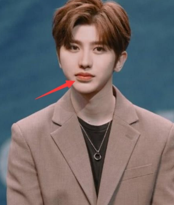 离开ps离开粉底,蔡徐坤的厚嘴唇显露无疑,网友:令人窒息的感觉