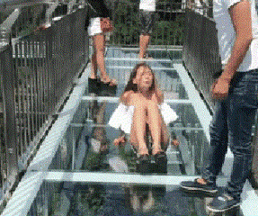 让你笑出尿的gif趣图,女人狠起来太可怕了,闺蜜也照打