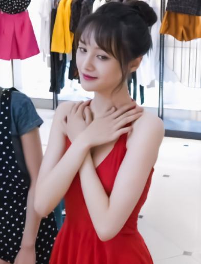 郑爽对自己的身材太自信了,平胸还敢穿吊带裙,画面过于养眼!