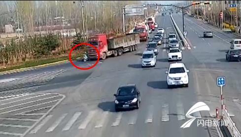 不幸!大货车右转现死角 滕州祖孙俩卷入车底一死一伤