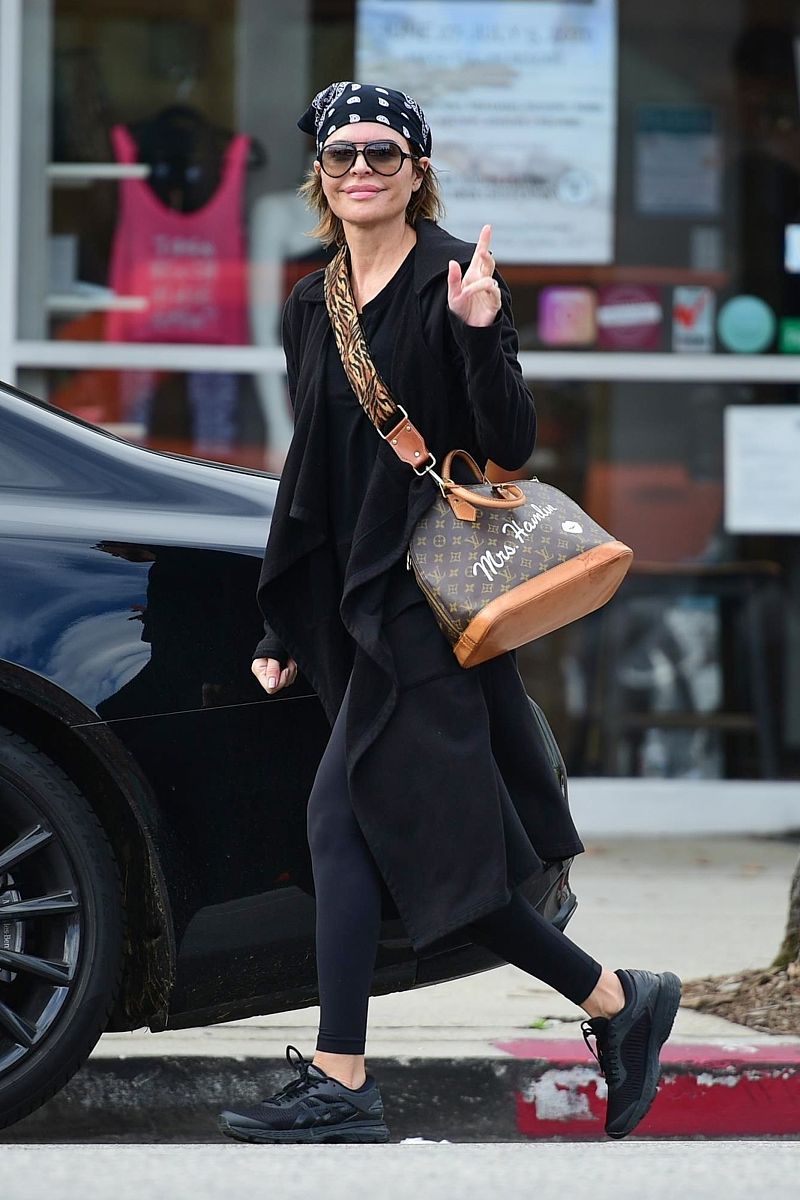 当地时间2020年3月12日,美国洛杉矶,丽莎·林娜(lisa rinna)街拍.