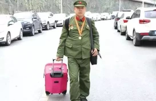 刷爆朋友圈!61岁参战老兵李光强喜圆大学梦