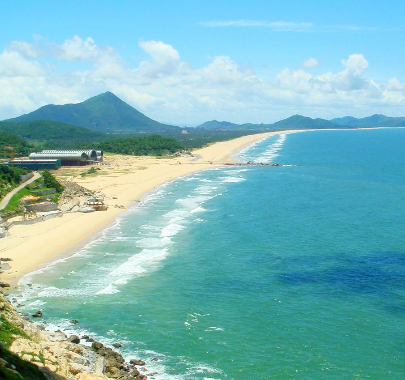 马尾岛马尾岛位于闸坡西南方,海底平缓,沙质优良,有"海水大浴缸"之称.