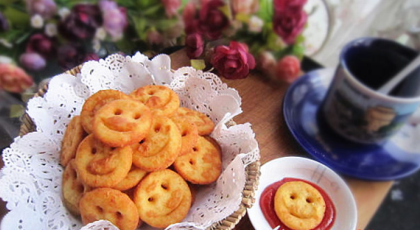 笑脸土豆饼外形可爱,非常讨小朋友们的欢心,口感却是老少皆宜