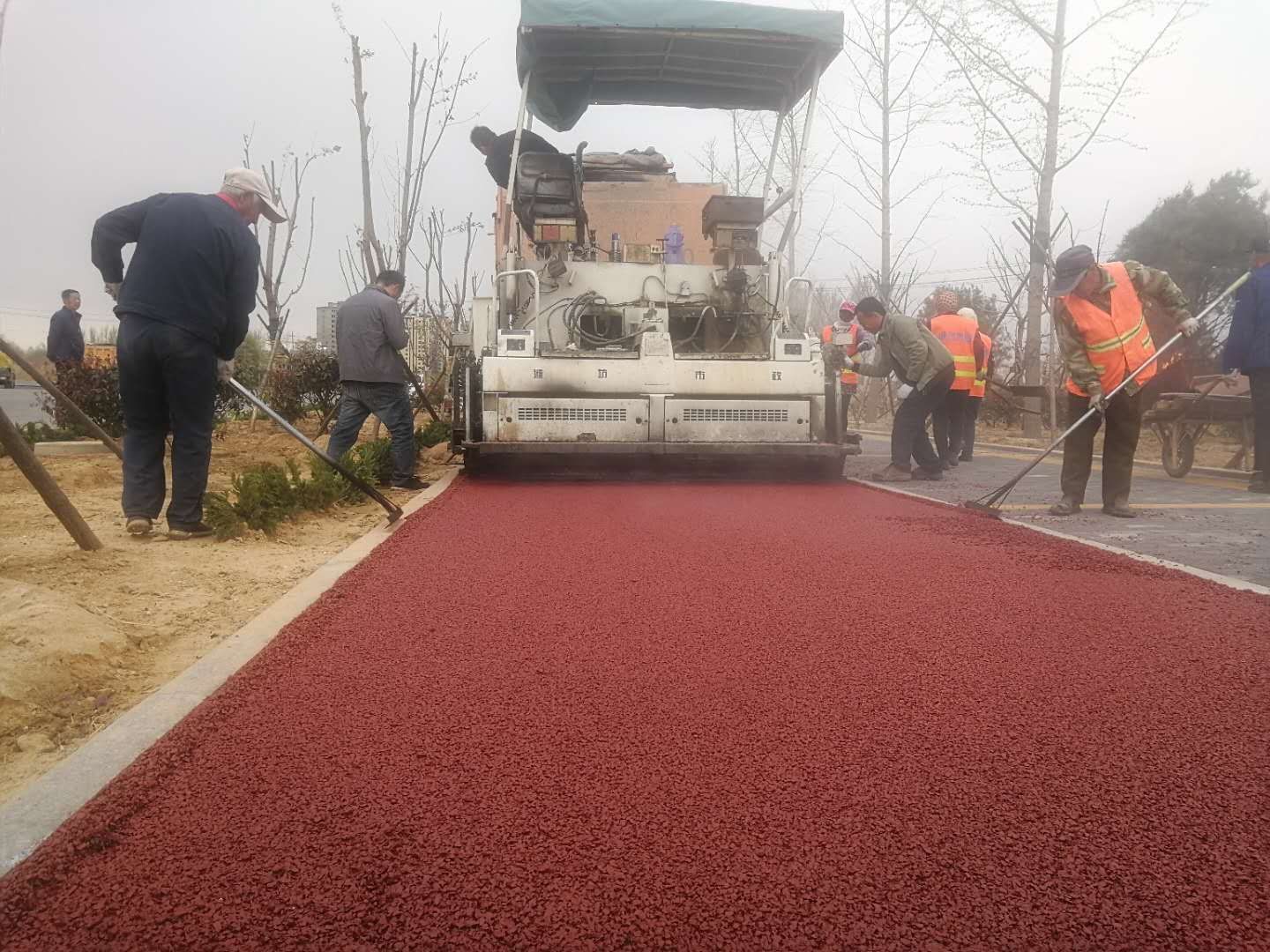 潍坊站南广场片区新进展,向阳路彩色沥青开始摊铺