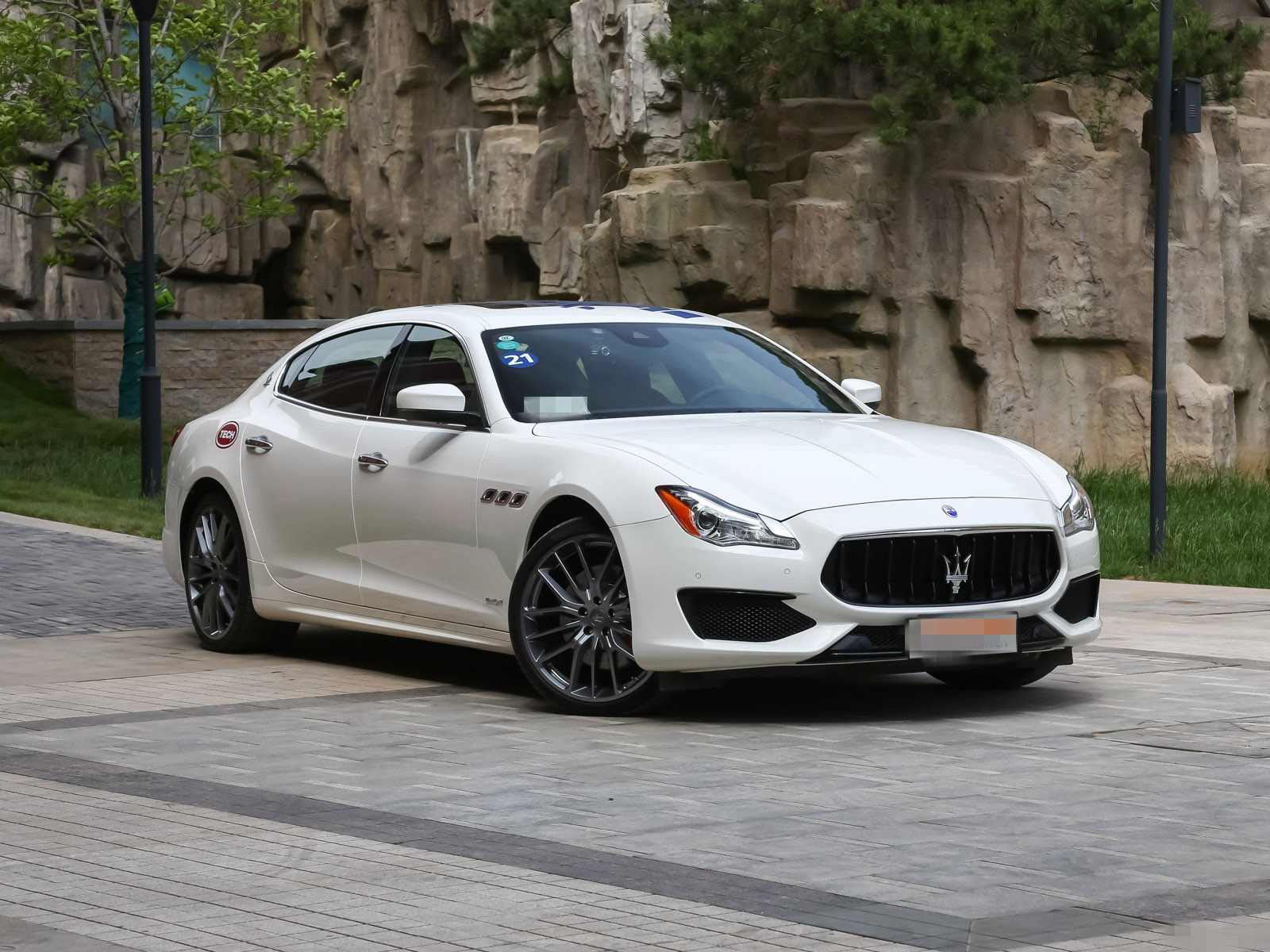 这款玛莎拉蒂总裁外观第一眼给人的感觉就很大气,车体的大灯与流线型