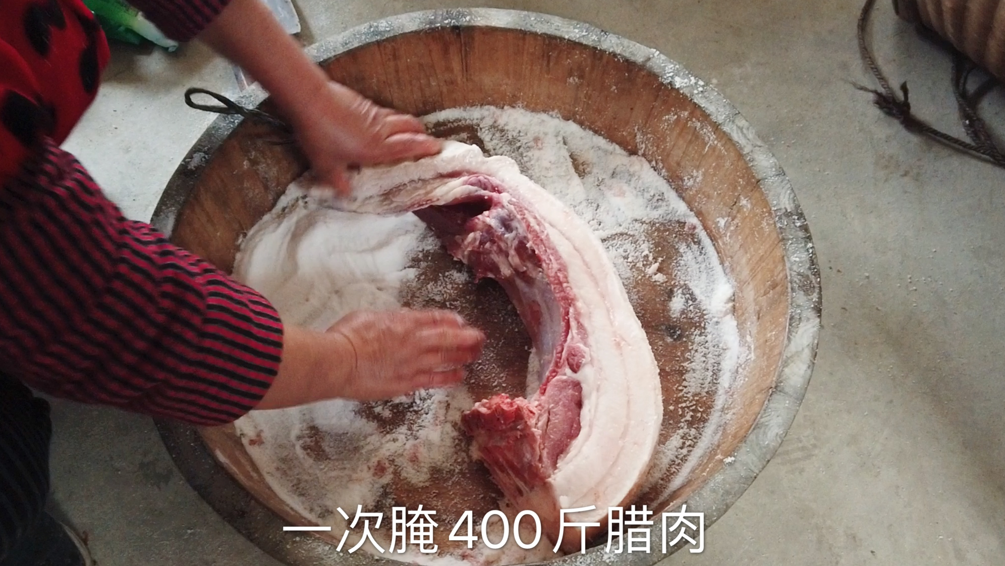 农村小伙教你腌腊肉,方法简单,这样腌制的腊肉又香又好吃