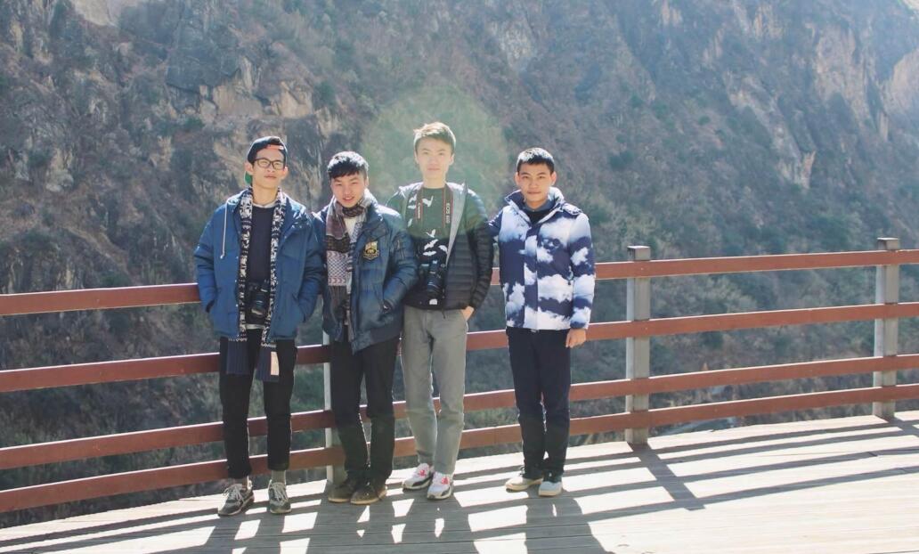 旅游时不免会想拍一些照片记录,小炸每次出去旅游时,发现很多男生不会