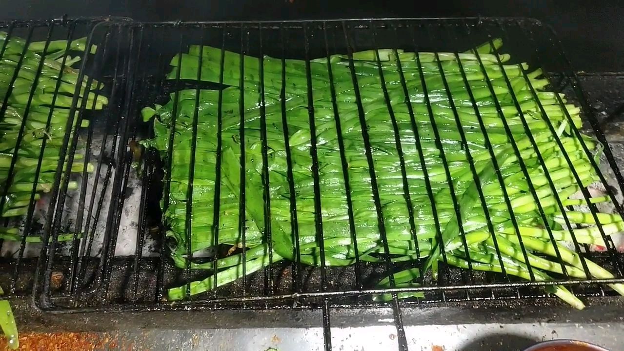 成本一块的韭菜烧烤店卖10块,小刘哥教你烤韭菜