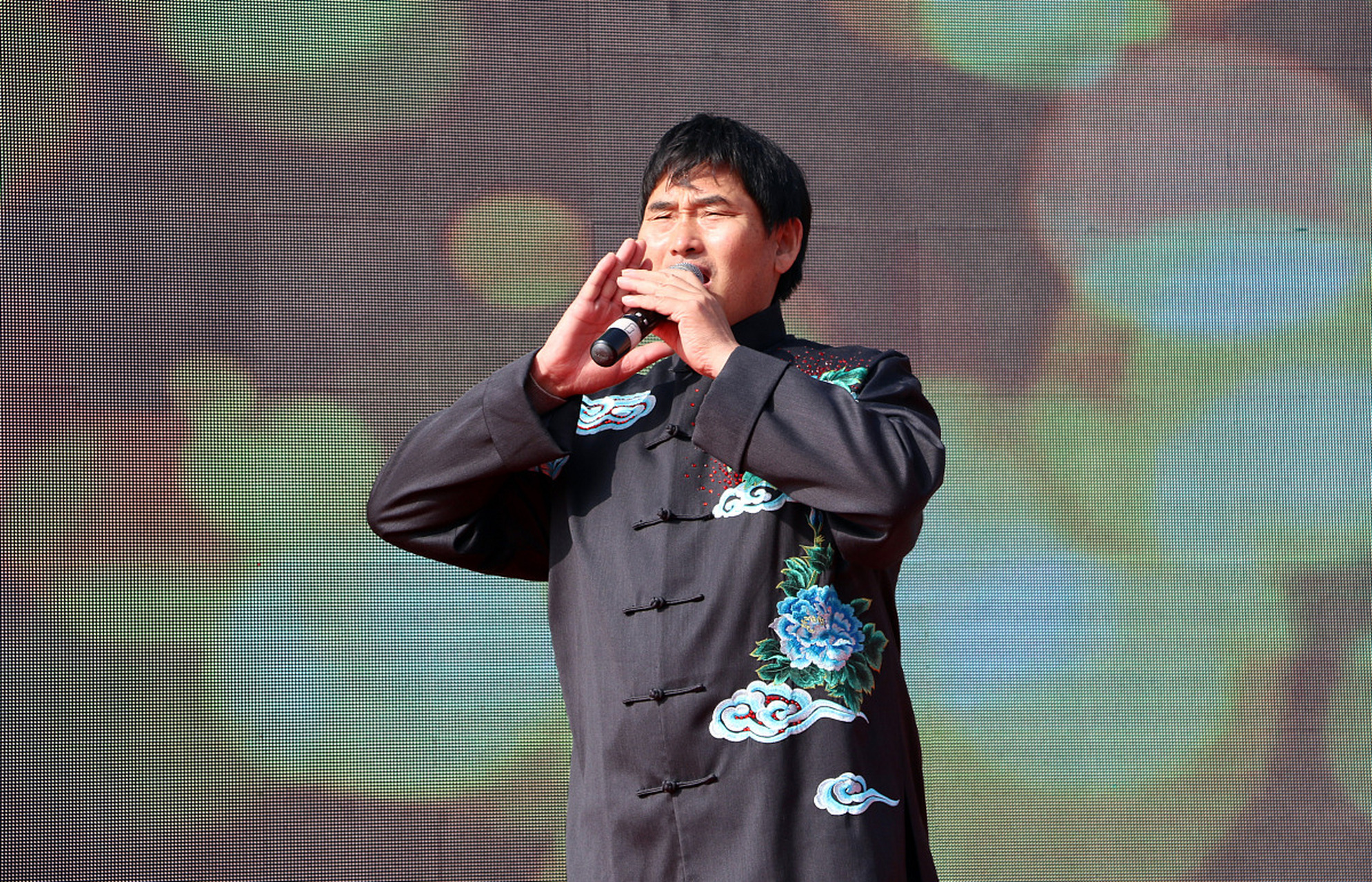 在一次采访中,蒋大为愤怒地批评朱之文:你只不过是在模仿别人唱歌,还