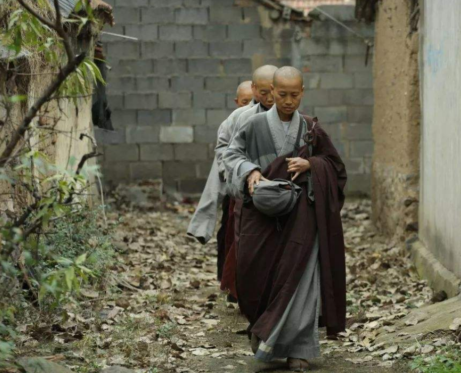 一百多位尼姑居住的"女寺庙:一生不碰一分钱,一天只吃一顿饭