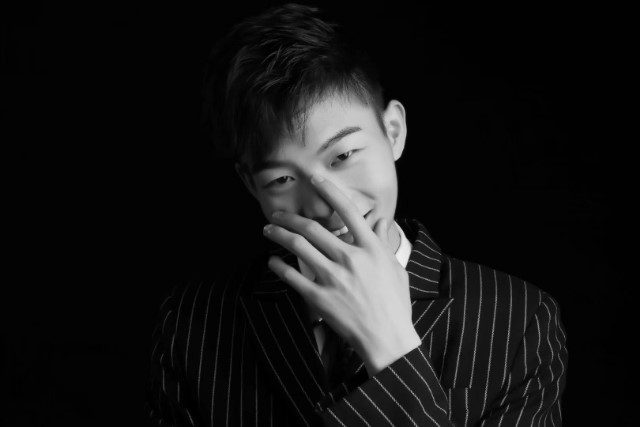 歌手李青歌曲《我真的想出人头地新版》mv全网震撼上线