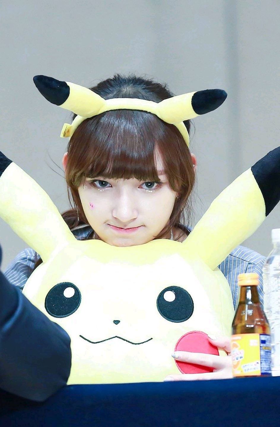 女爱豆反差萌: 车窗女神金智秀好可爱,委屈脸的郑秀晶超软萌了