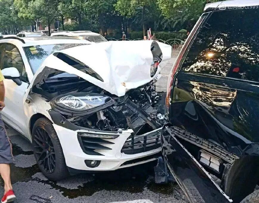 百万级追尾较量,保时捷卡宴好像撞墙上了,凯雷德却不动声色