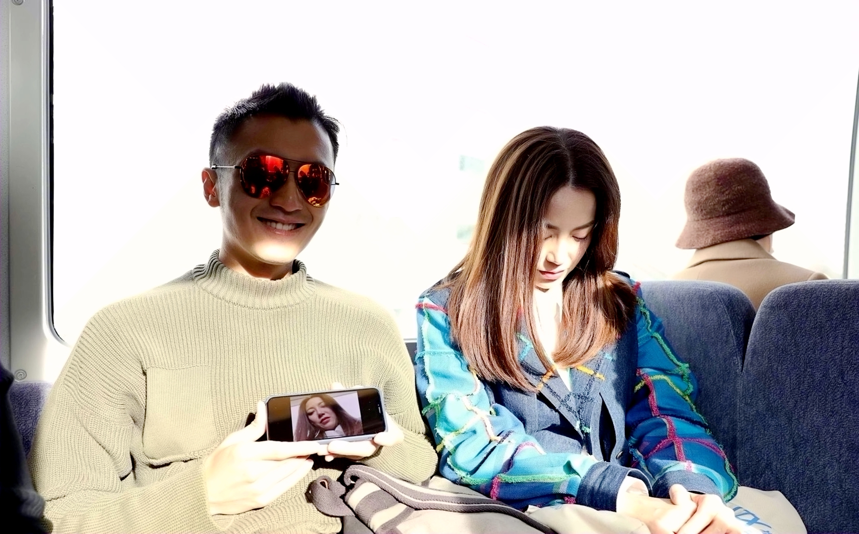 细心的网友观察可以发现,谢霆锋手中还有照片,霍汶希睡觉"丑"照竟然也