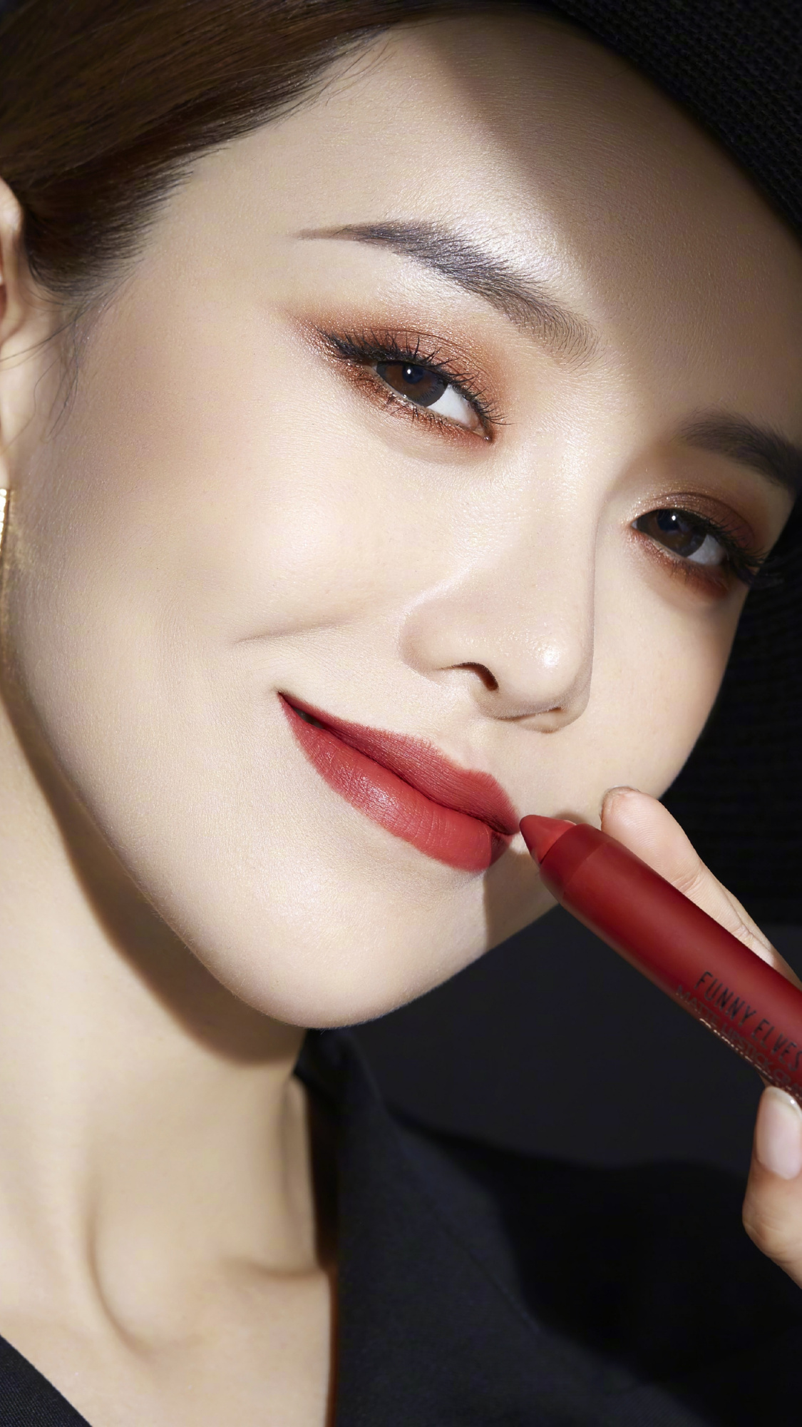 精美手机壁纸:烈焰红唇最是勾人心魄