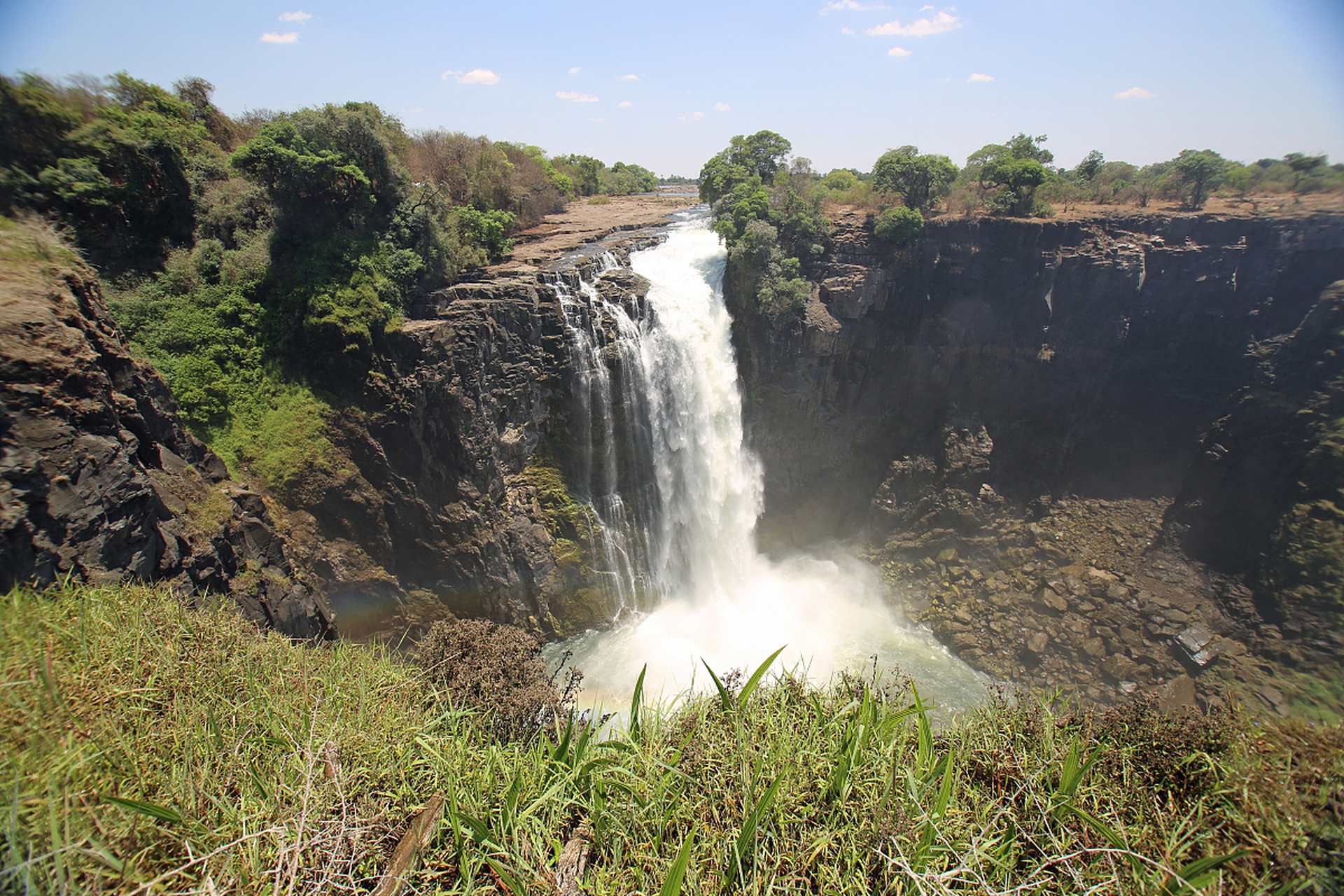 天使瀑布(angel falls),又称安赫尔大瀑布,是位于委内瑞拉南部的一座