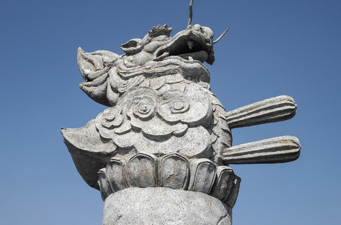 囚牛:平生爱好音乐,它常常蹲在琴头上欣赏一些弹拨弦拉的音乐,因此琴