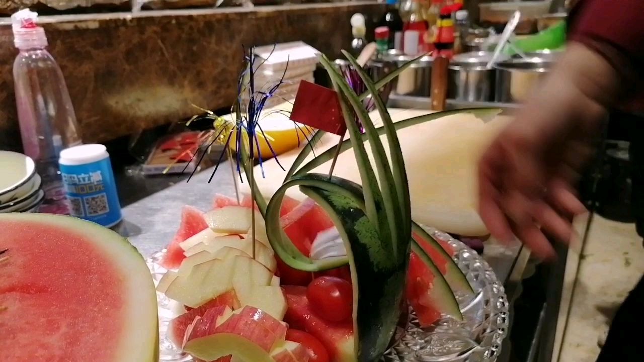 小师傅在做赠送客人的果盘
