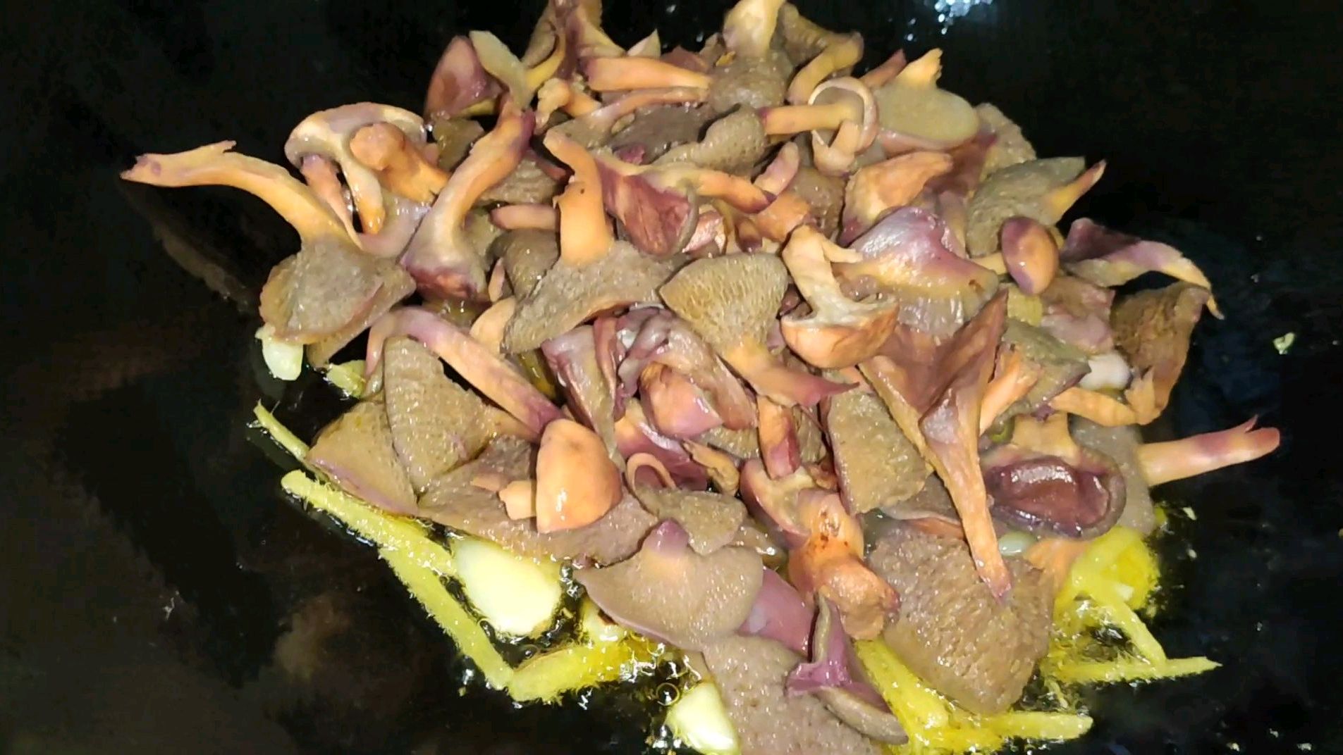 农家菜青椒炒野蘑菇,做法简单又好吃,有一种吃猪肉的感觉