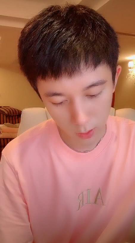 李宏毅生日,作为哥哥的李明霖却在生日会直播挣钱:这是什么操作