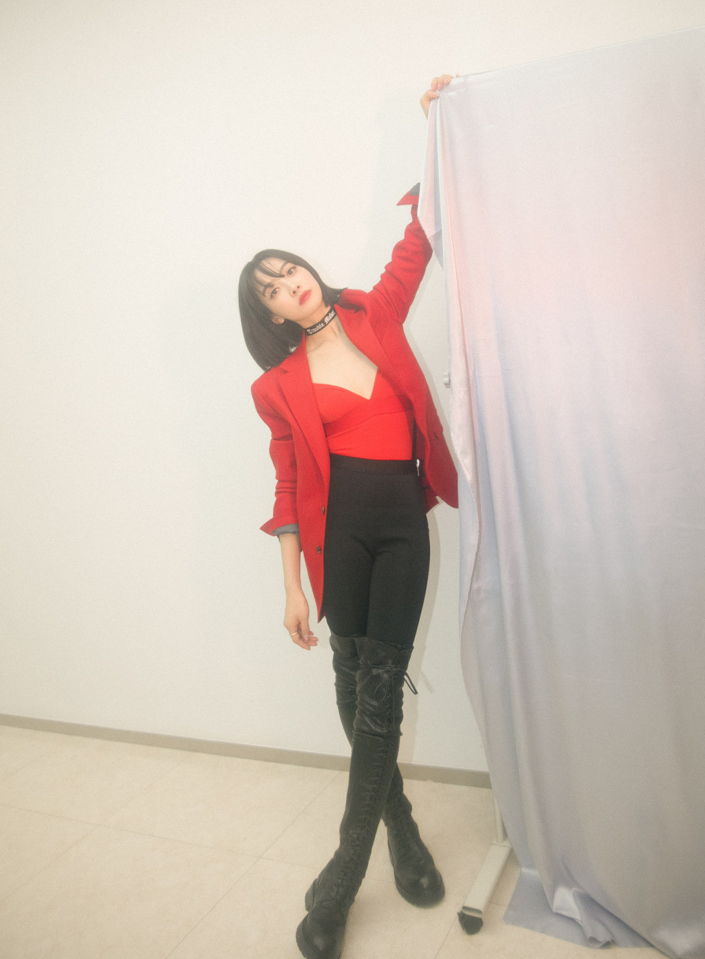 宋茜厉害了,过膝长靴配"烈火"外套野性十足,意外好看美回18岁