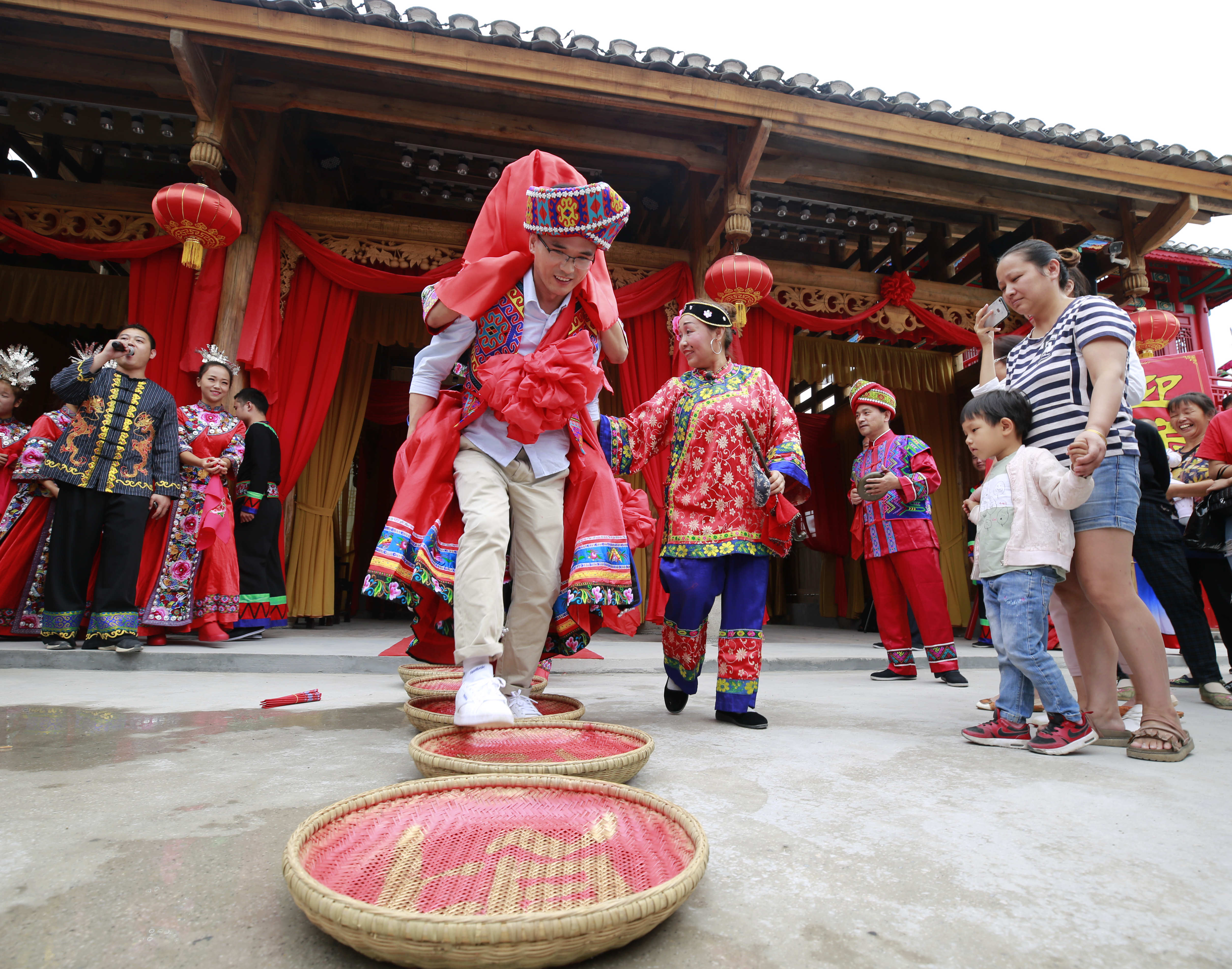 湖南张家界:土家族婚俗体验引游人