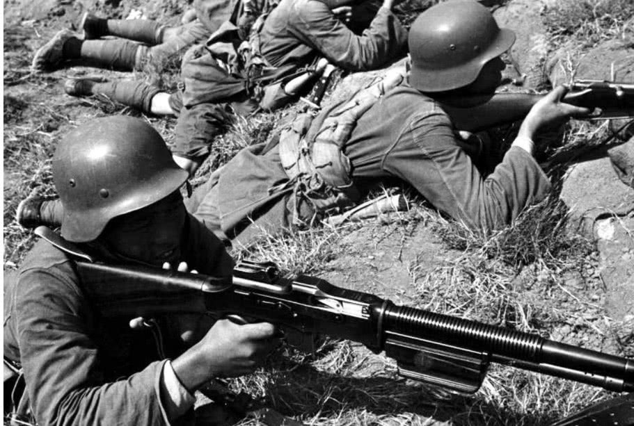 鬼子将领极度膨胀,站在山坡指指点点,国军两发炮弹将其轰成太监