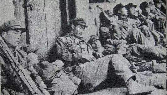 70年謎團解開,解放軍露宿街頭揭秘,粉碎一切質疑