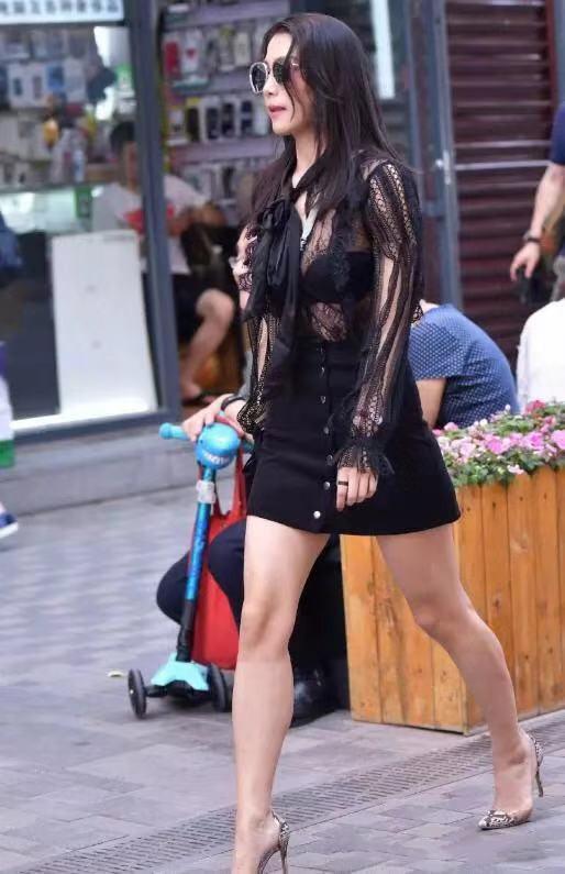 街拍:性感少妇,穿镂空上衣配包臀短裙,时尚显气质