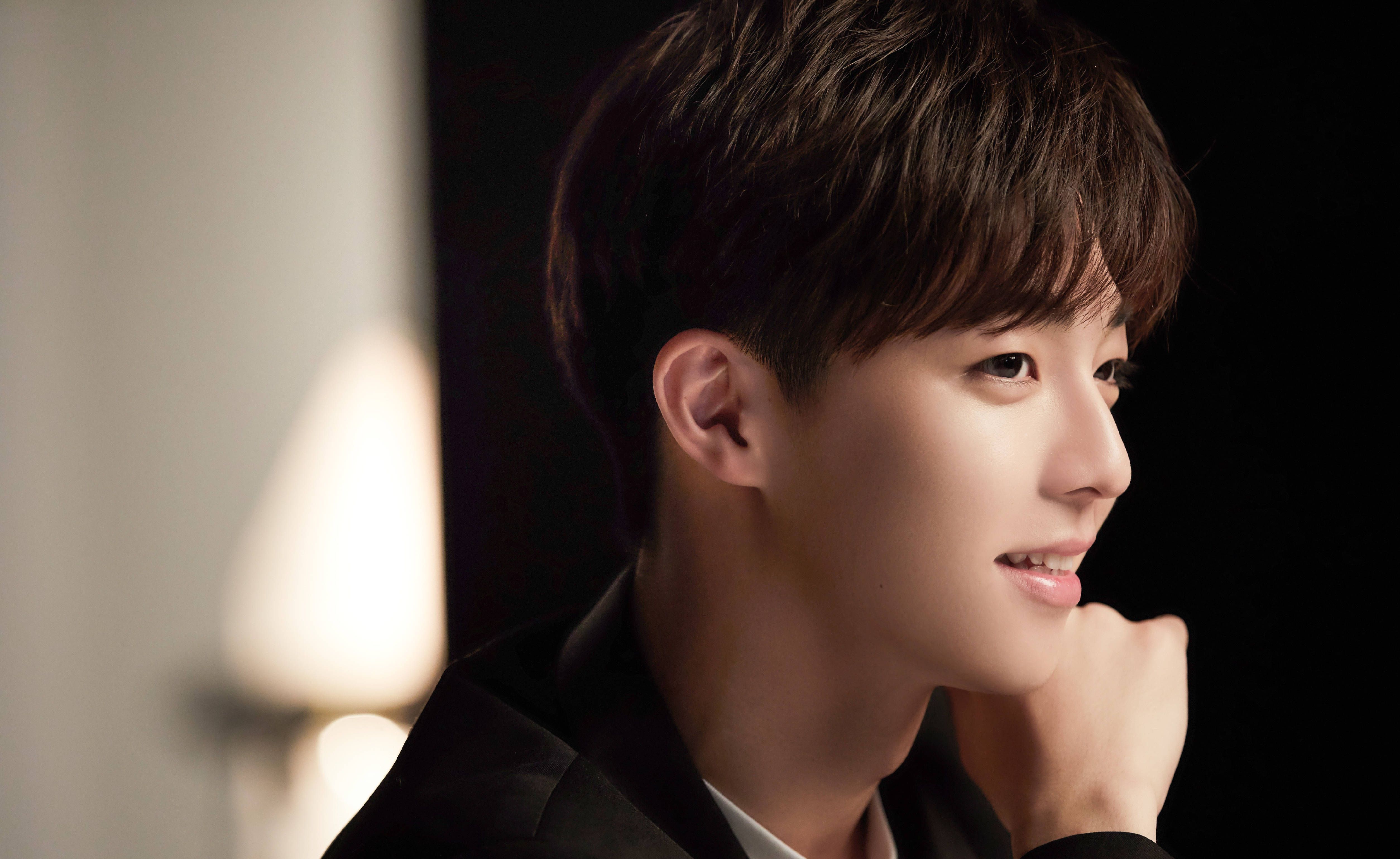 换上man酷黑西装的陈立农帅炸,背影杀侧颜杀,网友: 不娶何撩!