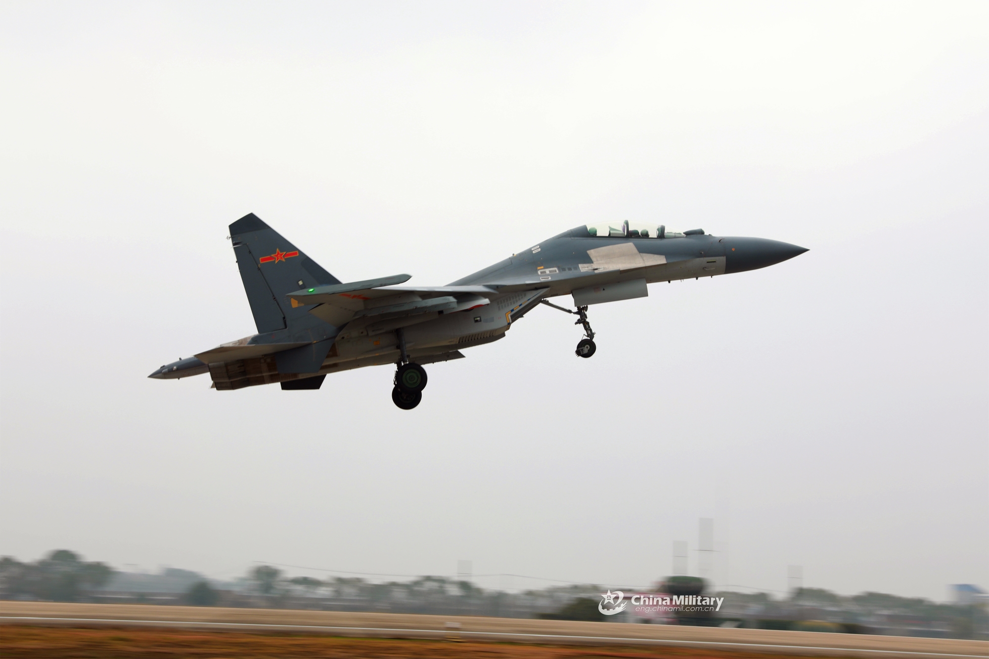 歼-16第4批次交付空军,官方"曝光"训练照,总数已超100架!