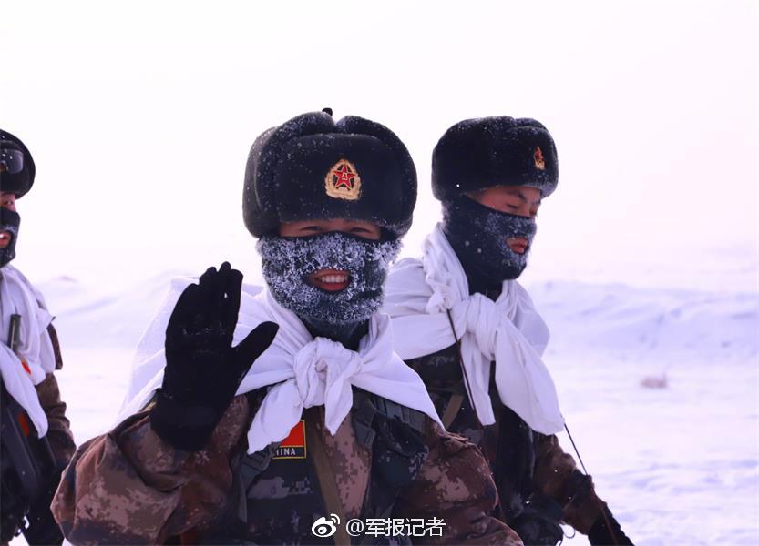 20!边防官兵雪地里赤膊抗寒训练