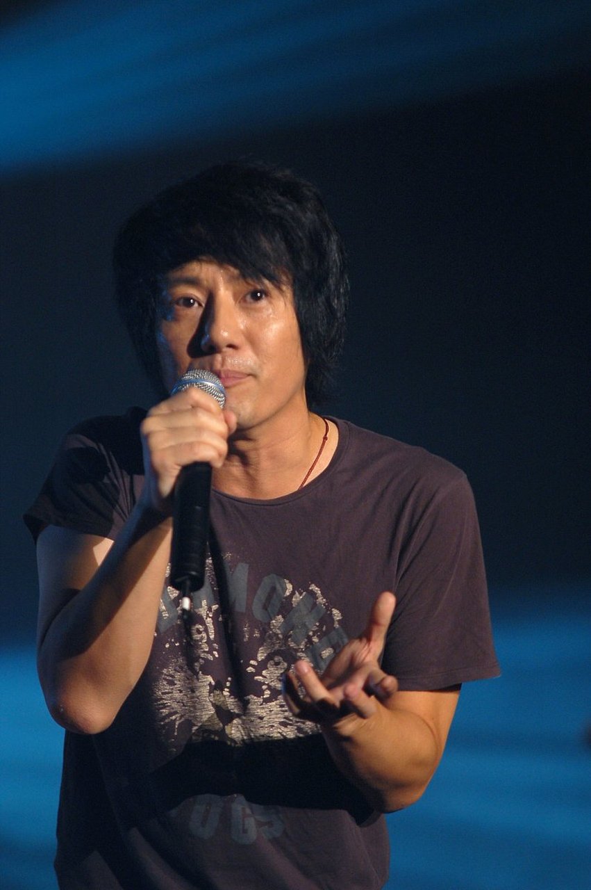 郑钧演唱会试妆vlog发布后,刘芸对他从发型到妆容的管控引起不小的