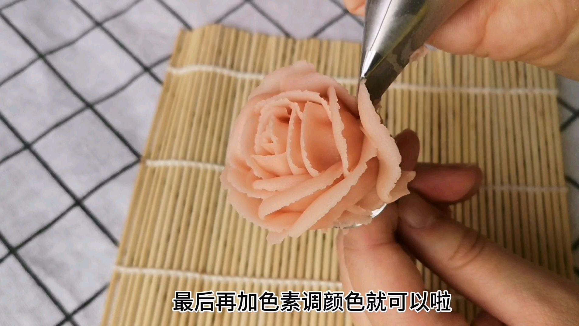 奶油霜教程,用豆沙裱一朵花出来,放到蛋糕上装饰多好看呀!