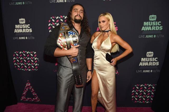 wwe拉娜和鲁瑟夫的关系有哪些你不知道的细节?光婚礼就举办两次