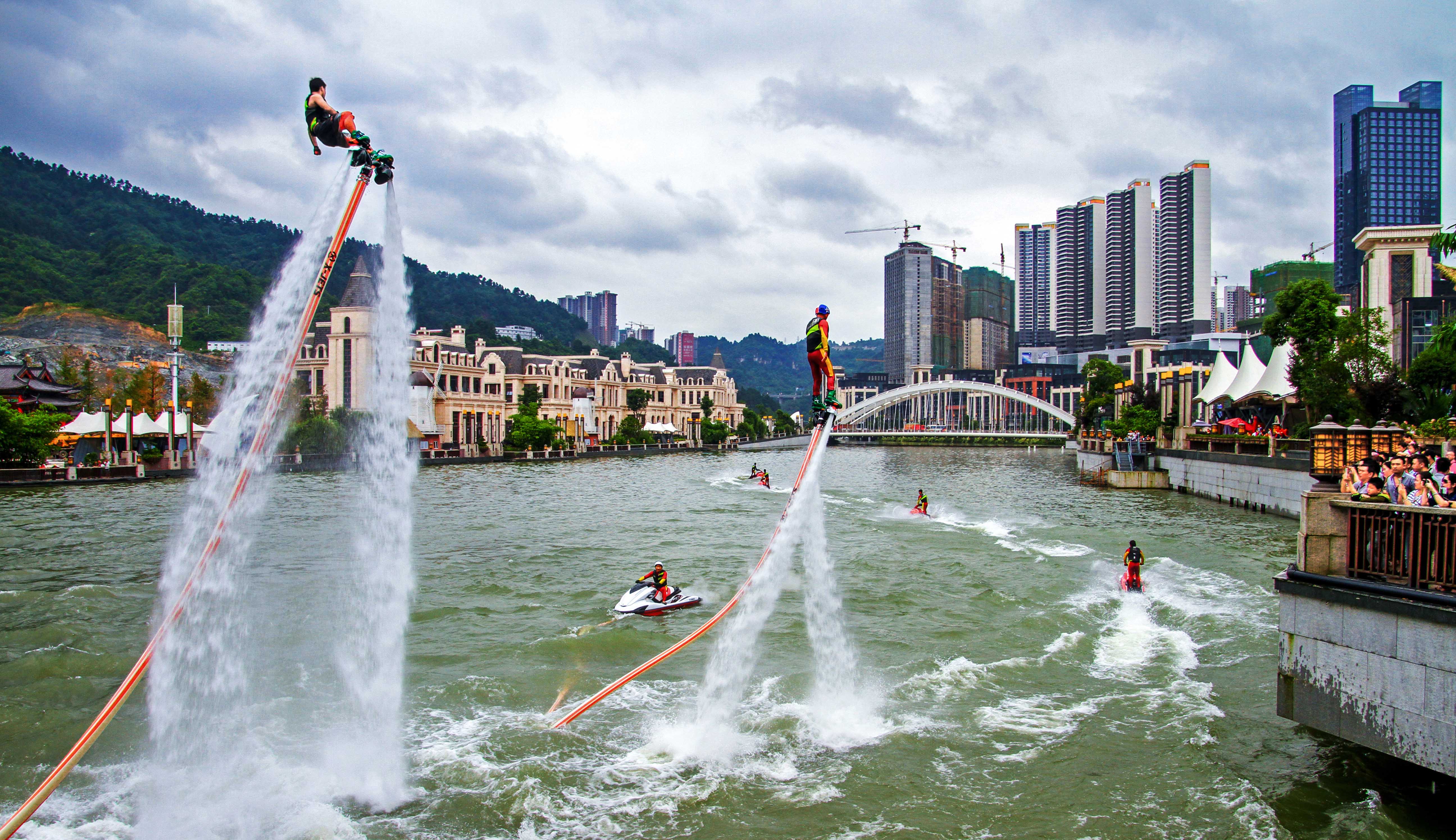 图为贵阳市未来方舟的欢乐水世界,市民在这游玩戏水.