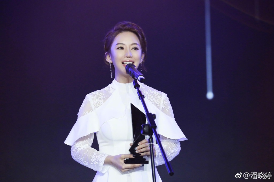 潘晓婷镂空纱装出席颁奖典礼 端庄性感惊艳全场