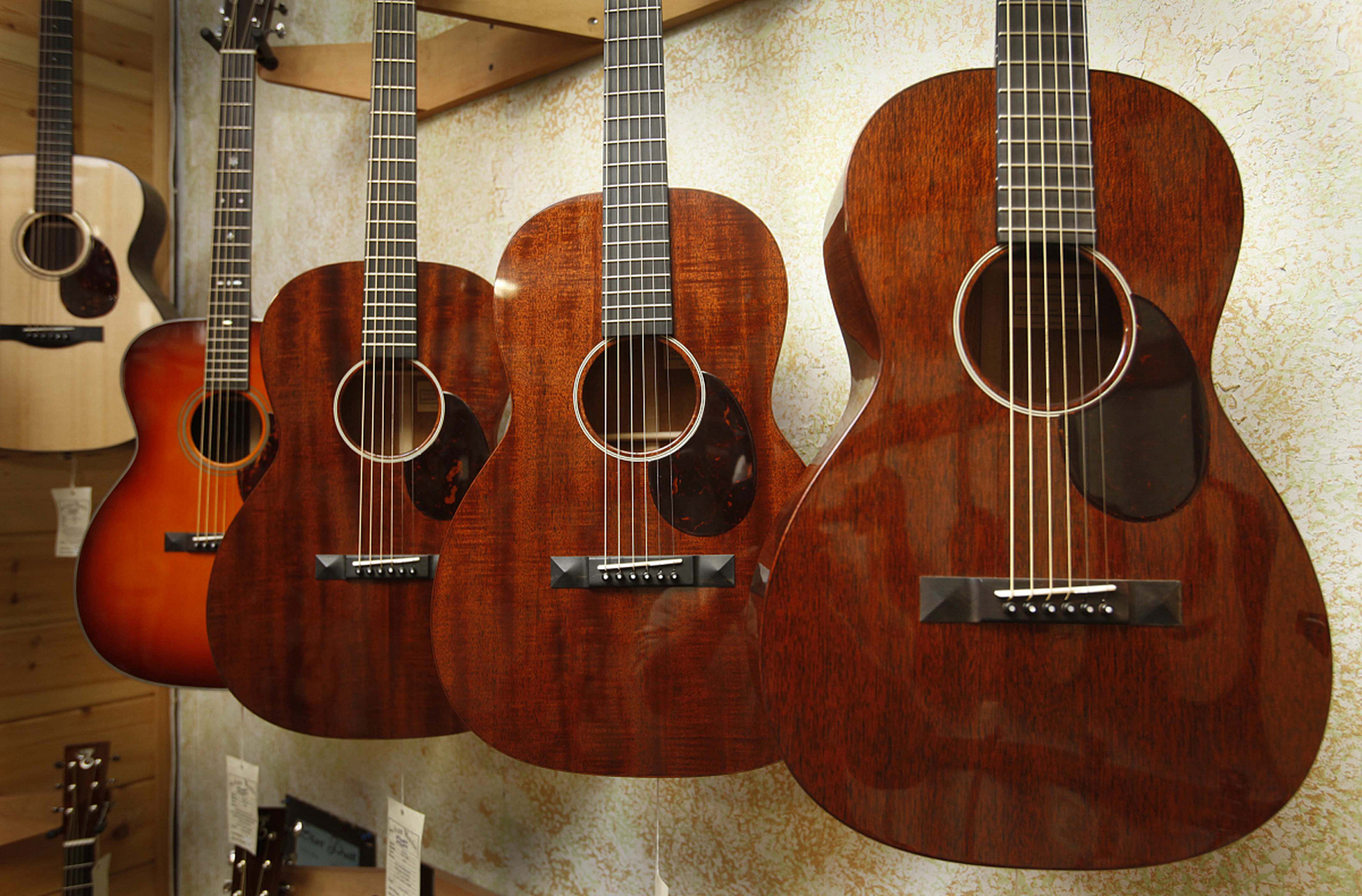 红棉吉他——音乐之旅的理想伙伴  你是否想找到一个理想的伙伴,陪伴