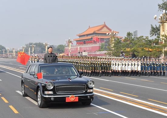 天安门广场举行盛大阅兵仪式和群众游行