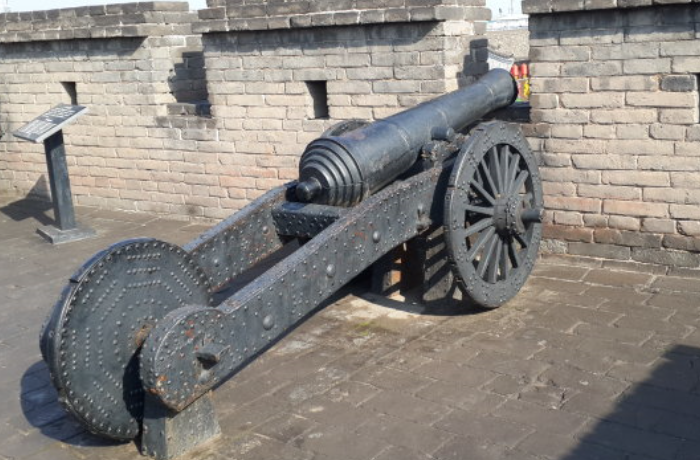 清太祖四代都重视火器,到第四代康熙盛世,全国大炮却少得可怜