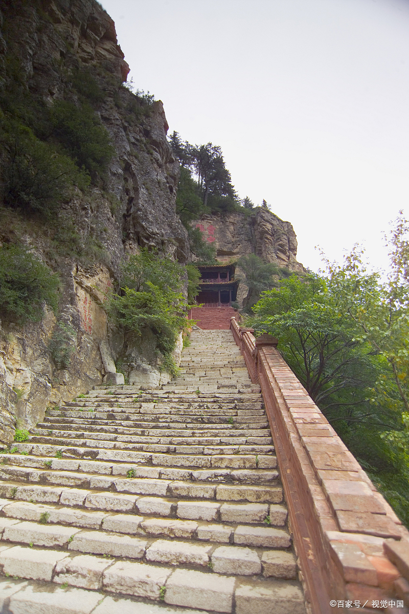 千佛山 千佛山位于山东省济南市历下区,是济南三大名胜之一,古称历山