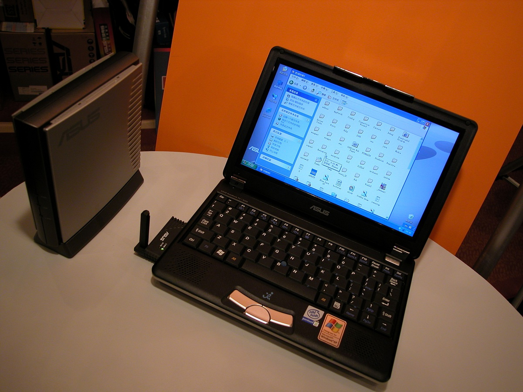 hasee笔记本电脑开机键通常位于键盘右上角或左上角,圆形或椭圆形,有