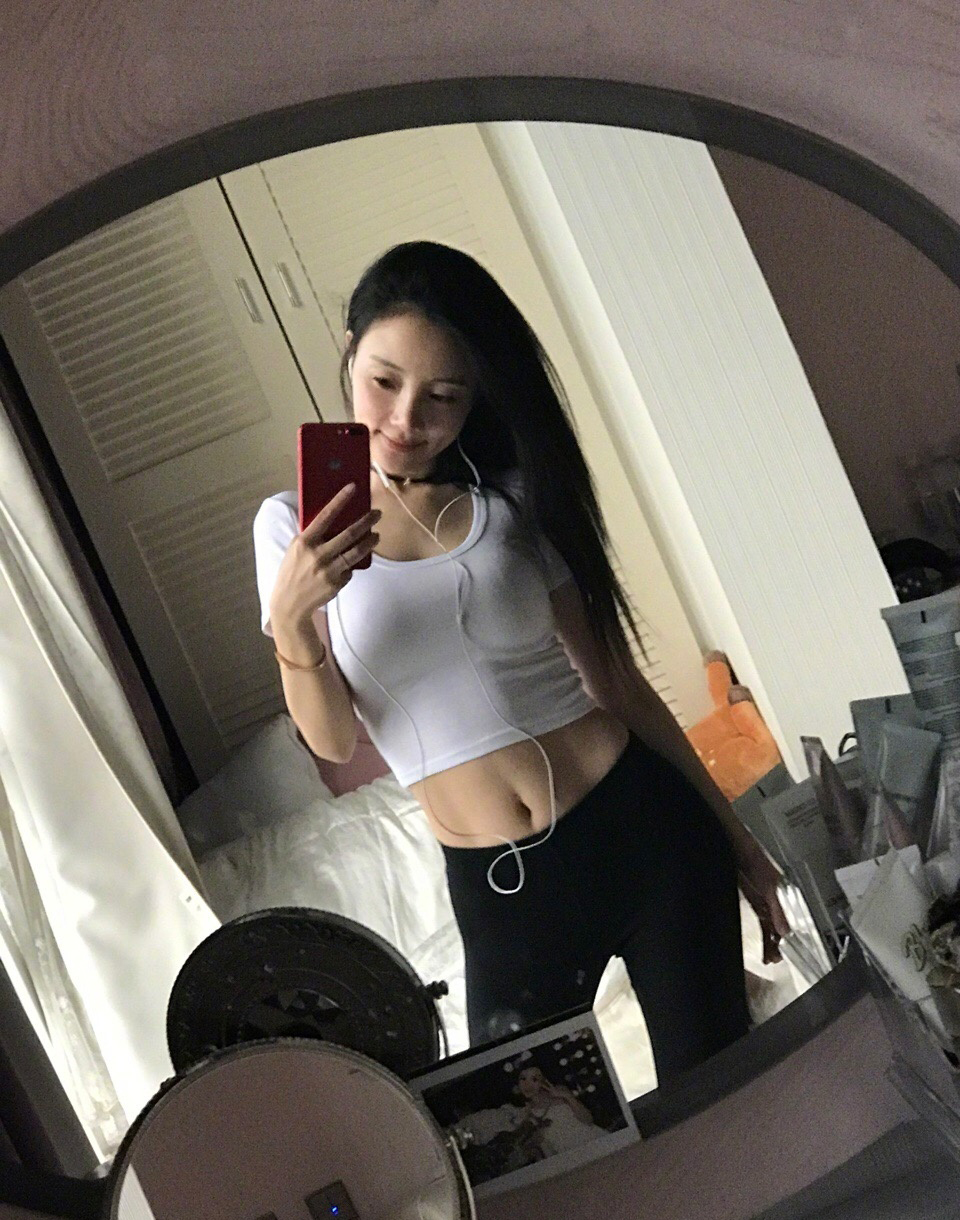 生活中的李小璐是一位喜欢健身的女孩子,经常在其社交平台上晒照片