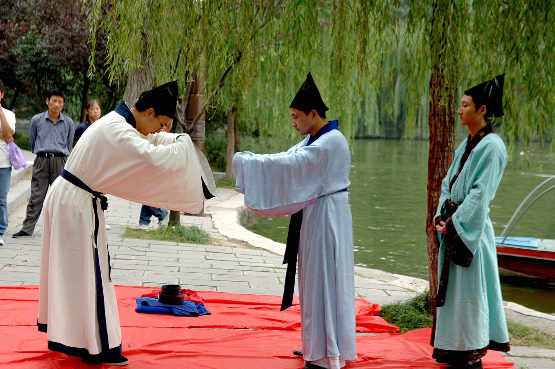 答案是:握手 3.在韩国,见面礼仪是?     答案是:鞠躬 4.