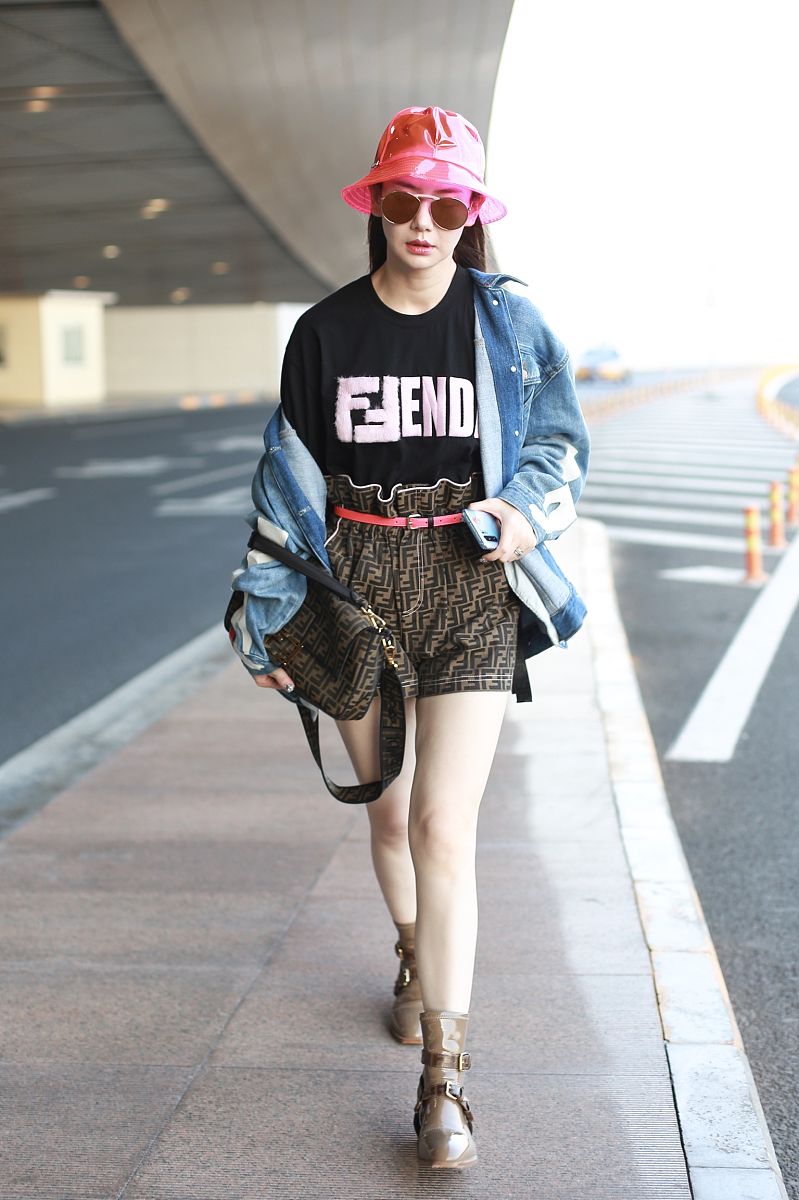 戚薇街拍:半穿牛仔夹克内搭fendi植绒t恤 baguette老花包前卫摩登