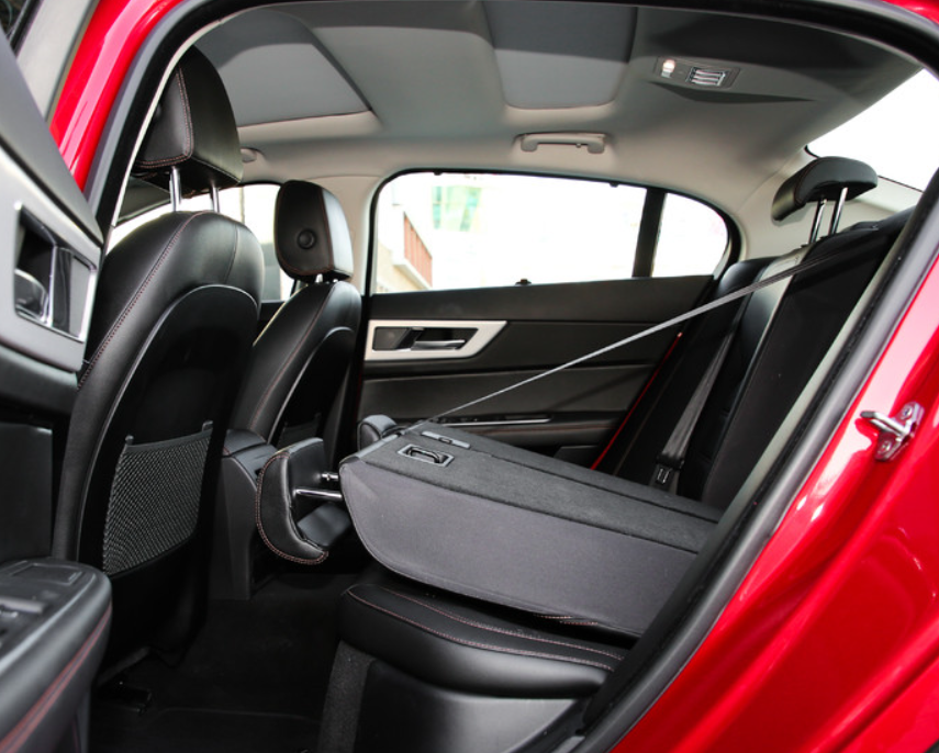 捷豹xel,年轻人很喜爱,外表精美且干练,值得一路相伴