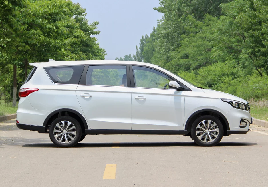 汽车鉴赏长安汽车-凌轩2017,饱满的车身线条,时尚感与颜值并存